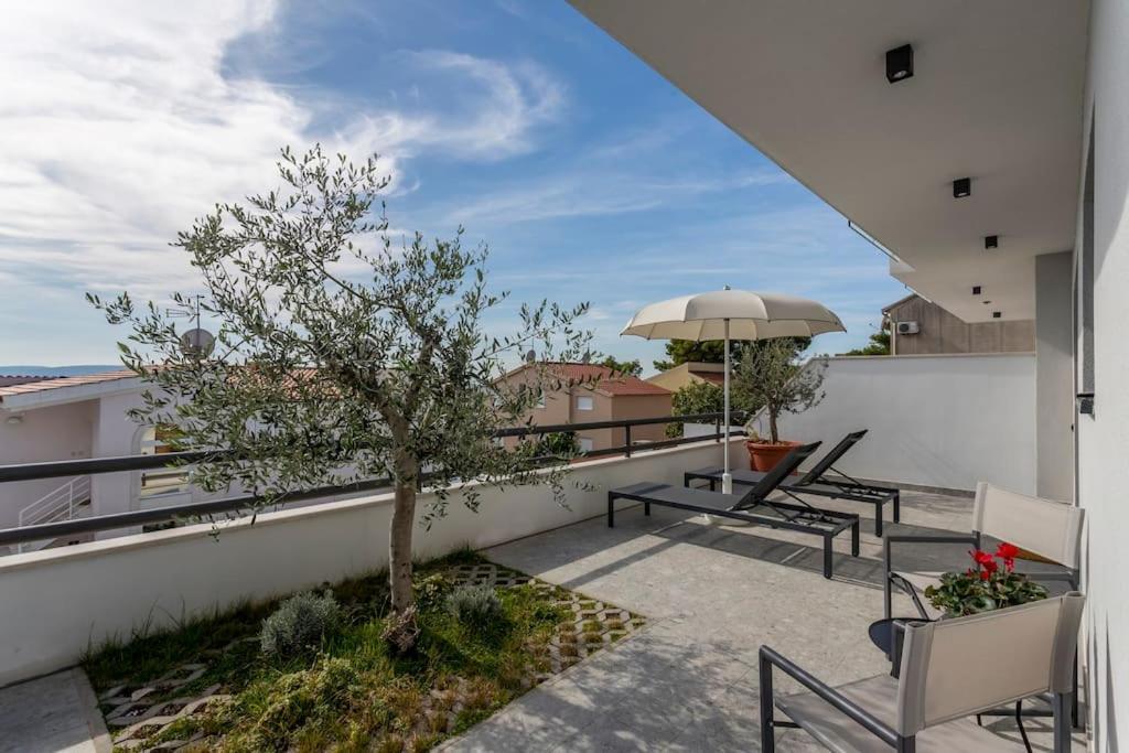 Holiday Home Lolina,Sea On A Palm! Heated Pool Trogir Exterior photo